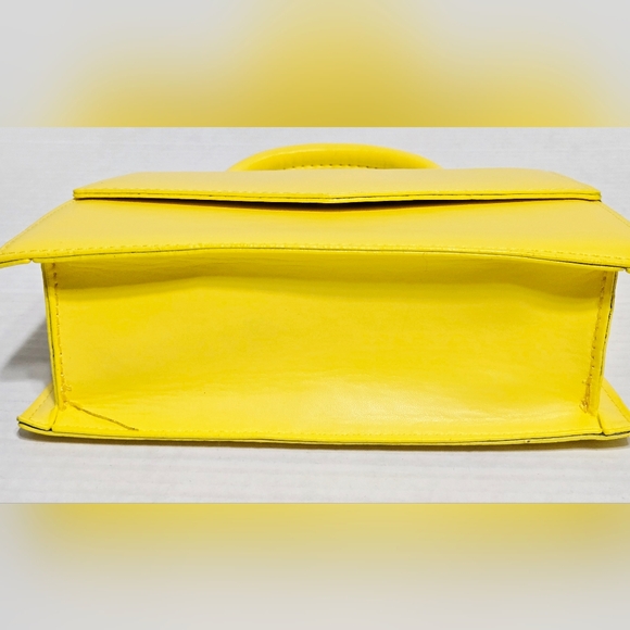 ⭐️3/$15 Small Yellow PU Leather Crossbody Handbag Adjustable Strap Plastic Chain - Picture 8 of 11